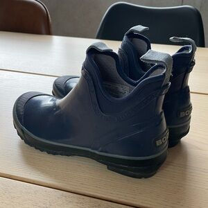 Bogs Harper Rain Boots in Navy ladies size 7, Bogs ankle rain boots